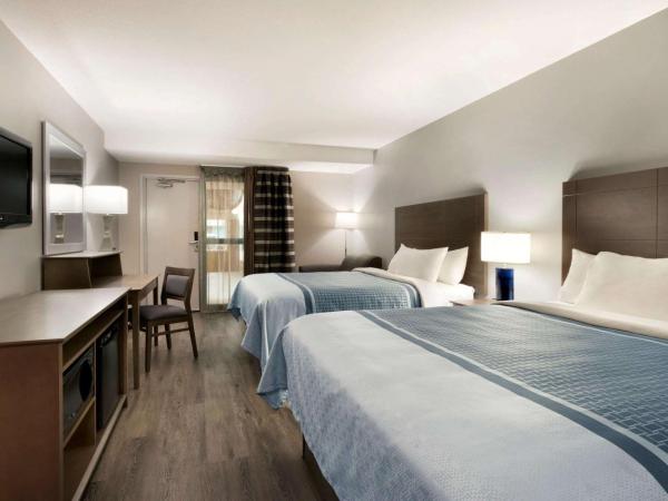 Travelodge Hotel by Wyndham Saskatoon : photo 1 de la chambre suite studio avec 2 lits queen-size - côté piscine - non-fumeurs