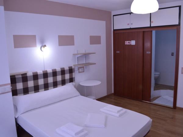 ArArAt Hostel : photo 8 de la chambre chambre double avec salle de bains privative