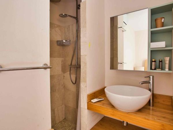 L'Écurie Du Castellas : photo 4 de la chambre appartement avec climatisation - vue sur mer