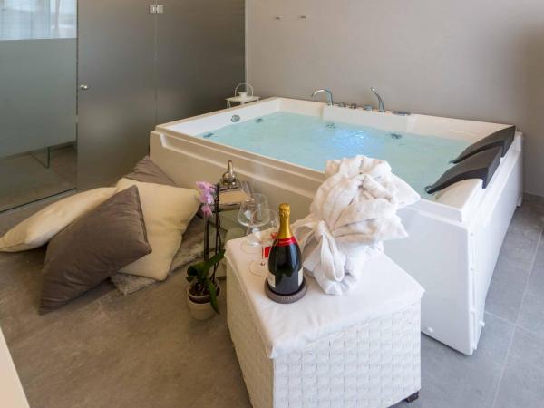 B&B Palazzo Bruca Catania : photo 5 de la chambre suite lit queen-size avec baignoire spa