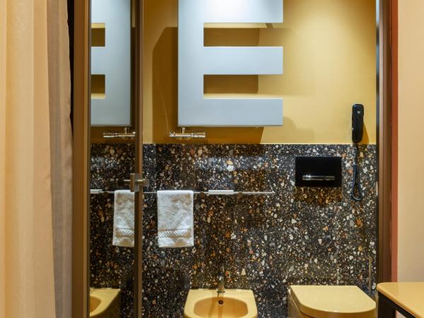 Enterprise Hotel Design & Boutique : photo 8 de la chambre suite lit queen-size avec baignoire spa