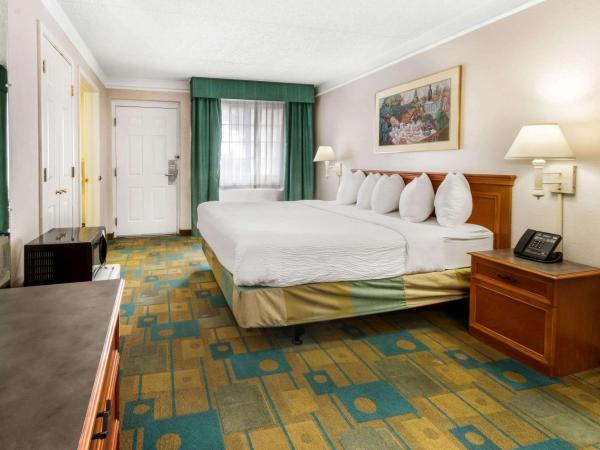 La Quinta Inn by Wyndham Albuquerque Northeast : photo 2 de la chambre chambre lit king-size - accessible aux personnes à mobilité réduite