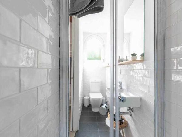 Newly renovated room w Pool y BikeParking : photo 10 de la chambre chambre double avec salle de bains privative