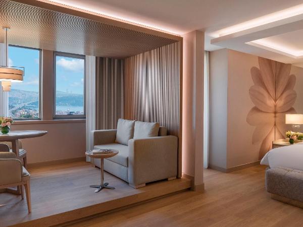 Mövenpick Hotel Istanbul Bosphorus : photo 10 de la chambre suite lit king-size - vue sur bosphore