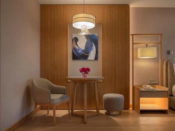 Mövenpick Hotel Istanbul Bosphorus : photo 7 de la chambre suite lit king-size - vue sur bosphore