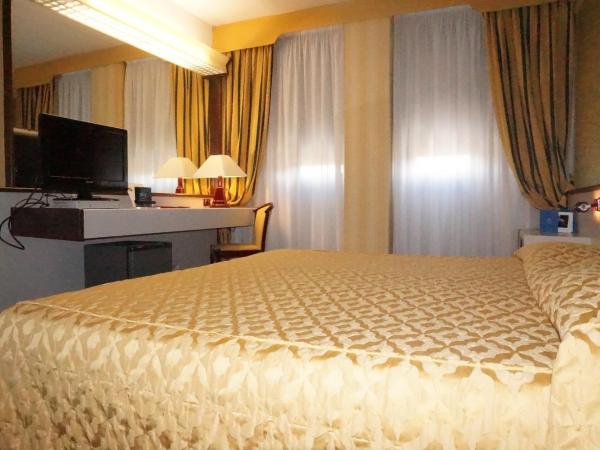 Hotel Maxim : photo 7 de la chambre chambre double ou lits jumeaux