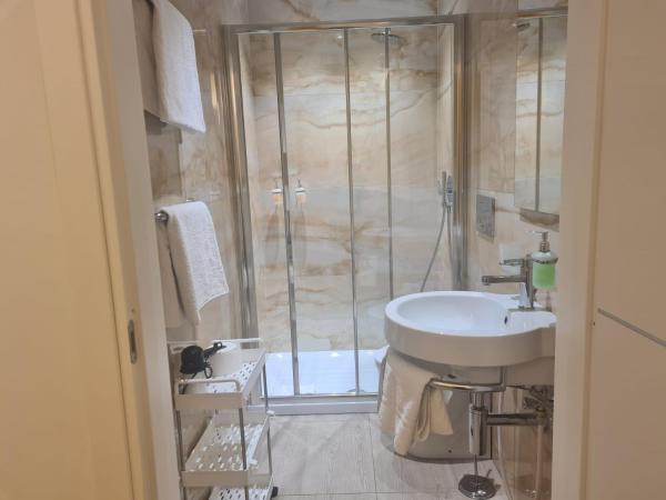 Central Savona B&B : photo 2 de la chambre chambre lits jumeaux avec salle de bains privative