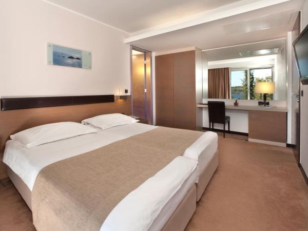 Hotel Molindrio Plava Laguna : photo 2 de la chambre suite avec balcon - vue sur mer