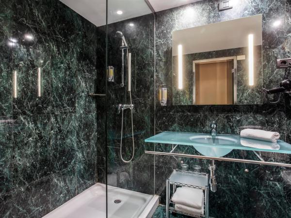 B&B HOTEL Granada Estación : photo 7 de la chambre chambre double ou lits jumeaux