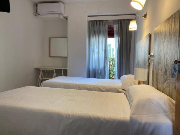 Hostal Paco Marbella : photo 7 de la chambre chambre lits jumeaux avec balcon