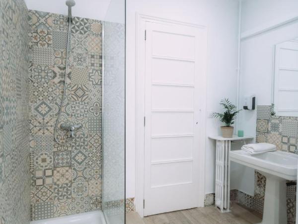 Concept Rooms : photo 1 de la chambre chambre triple avec salle de bains privative séparée