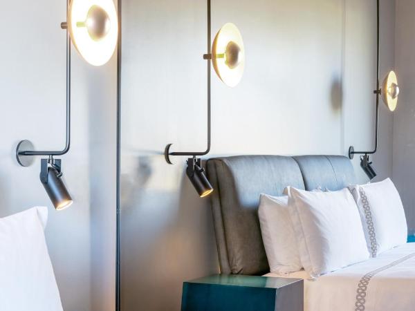 The Shay, a Destination by Hyatt : photo 5 de la chambre chambre lit king-size avec baignoire accessible aux personnes à mobilité réduite