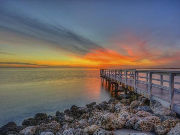 2 Bed Condo with Balcony Facing Pool and Sunsets! : photo 5 de la chambre appartement - vue sur mer
