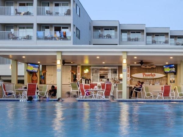 2 Bed Condo with Balcony Facing Pool and Sunsets! : photo 8 de la chambre appartement - vue sur mer