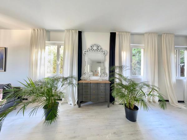 Belfry & Spa by Ligne St Barth : photo 5 de la chambre suite familiale avec balcon et accès gratuit au spa - vue sur sanctuaire