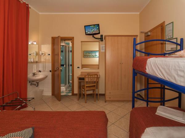 Hotel Astor : photo 2 de la chambre chambre quadruple