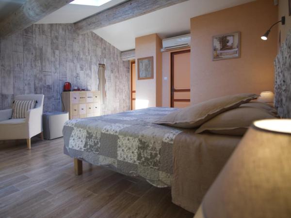 Mas Val-Chênaie Gordes : photo 5 de la chambre chambre lits jumeaux avec salle de bains privative