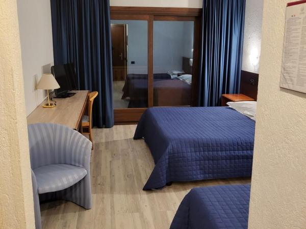 Hotel Miage : photo 1 de la chambre chambre familiale avec balcon