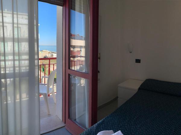 Hotel Marylise : photo 10 de la chambre chambre double ou lits jumeaux avec balcon