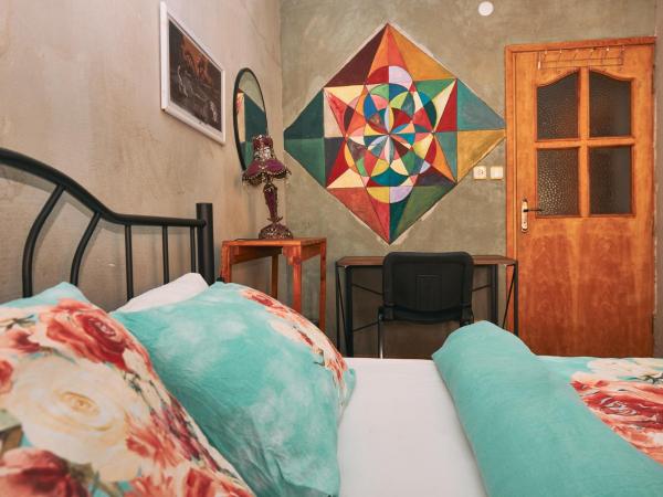 hostel vague : photo 6 de la chambre chambre double avec salle de bains commune