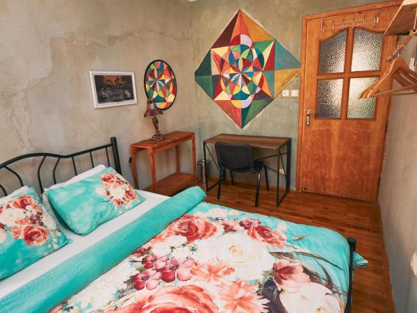 hostel vague : photo 7 de la chambre chambre double avec salle de bains commune