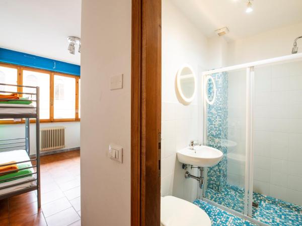 Safestay Pisa Centrale : photo 2 de la chambre chambre lits jumeaux avec salle de bains privative