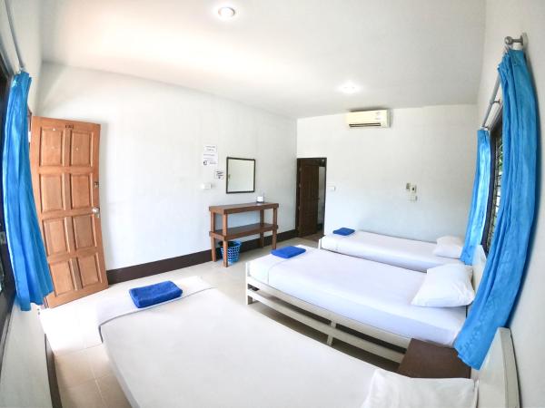 JR&GYM Resort : photo 2 de la chambre chambre triple avec salle de bains privative