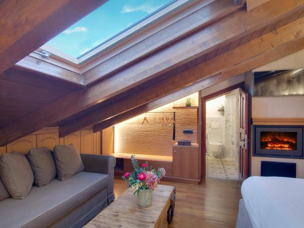 ARCHONTARIKI Historic Boutique Hotel : photo 5 de la chambre chambre supérieure - combles