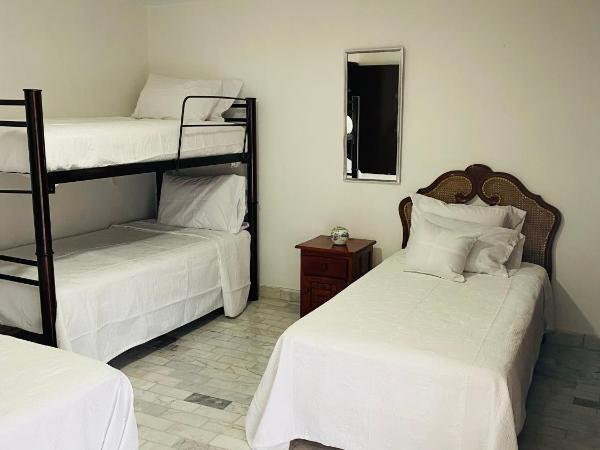 Hostal Guadalajara Cosmopolitan Providencia : photo 1 de la chambre chambre double ou lits jumeaux avec balcon