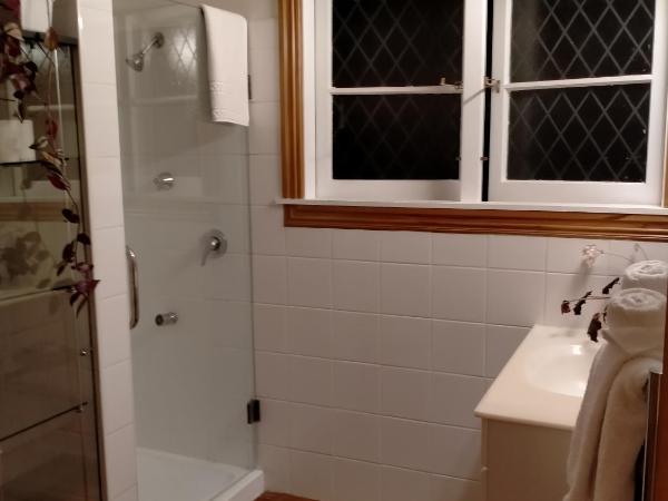 Amberly House Rotorua : photo 5 de la chambre suite deluxe avec lit king-size