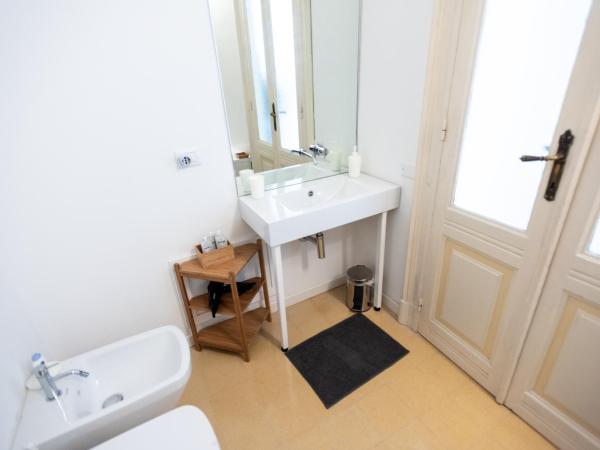 B&B Angioy 18 : photo 10 de la chambre chambre double supérieure