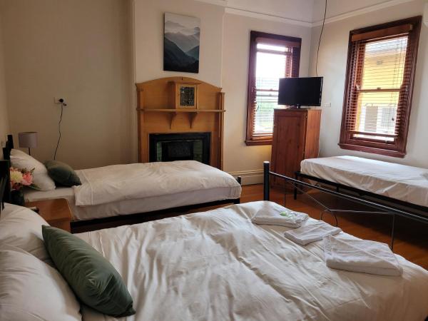Burwood Bed and Breakfast : photo 2 de la chambre chambre familiale avec salle de bains privative