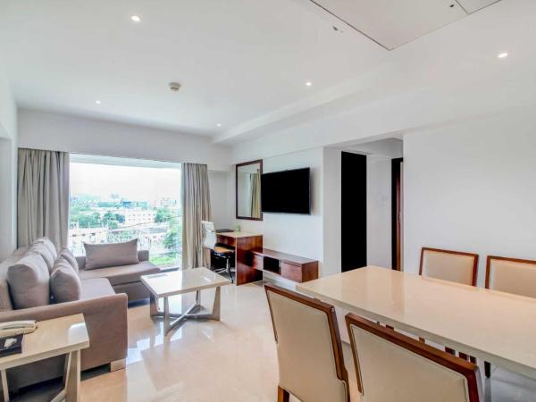 Ramee Techome : photo 1 de la chambre one bedroom residence with jacuzzi, wine bottle, 15% off on food and soft beverages, and late check-out until 2 pm