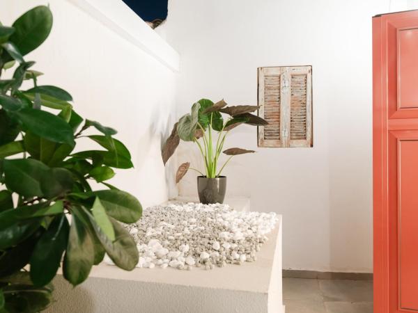 Ether Loft Suites : photo 2 de la chambre suite loft avec terrasse - loft rouge feu