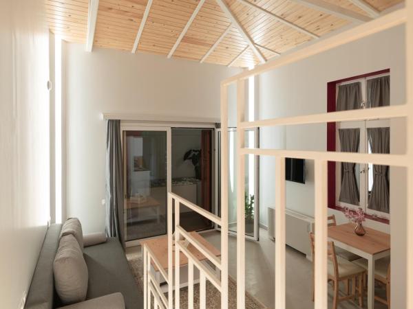Ether Loft Suites : photo 3 de la chambre suite loft avec terrasse - loft rouge feu