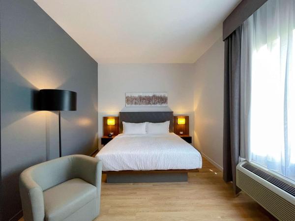 Quality Inn : photo 1 de la chambre chambre lit king-size de luxe non-fumeurs - animaux domestiques non admis.