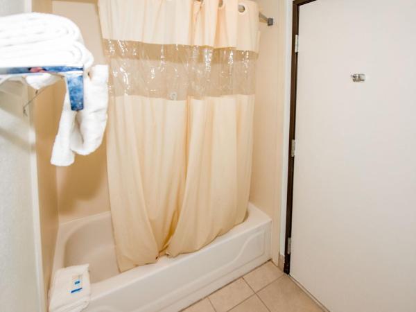 Rodeway Inn Central Colorado Springs : photo 1 de la chambre chambre lit queen-size avec baignoire - accessible aux personnes à mobilité réduite - non-fumeurs