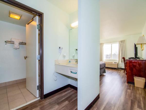 Rodeway Inn Central Colorado Springs : photo 4 de la chambre chambre lit queen-size supérieure - non-fumeurs