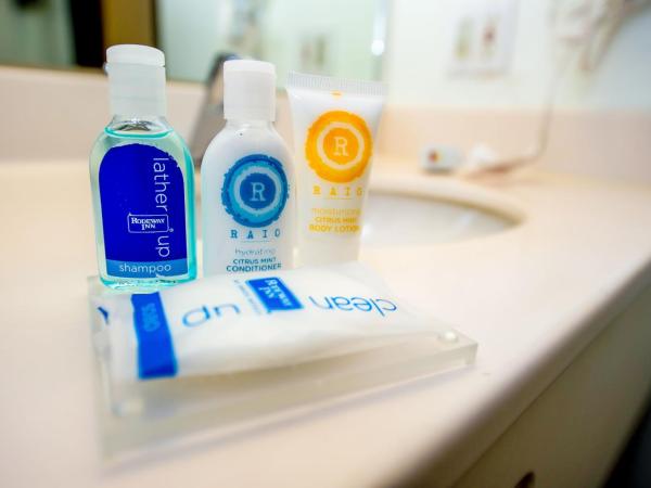 Rodeway Inn Central Colorado Springs : photo 5 de la chambre chambre lit queen-size supérieure avec 2 lits queen-size - non-fumeurs