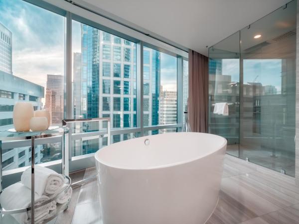 Paradox Hotel Vancouver : photo 4 de la chambre chambre lit king-size paradox avec baignoire spa