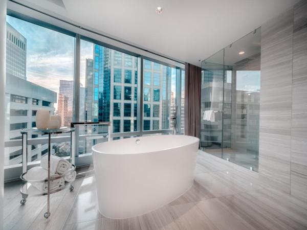 Paradox Hotel Vancouver : photo 3 de la chambre chambre lit king-size paradox avec baignoire spa