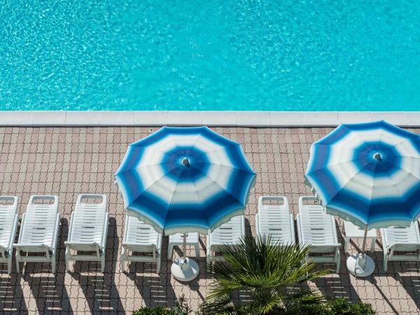 Hotel Corinna : photo 8 de la chambre chambre double ou lits jumeaux - vue sur piscine