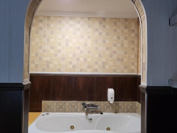 Hostal Avenida Andalucia : photo 3 de la chambre chambre double Économique avec baignoire spa