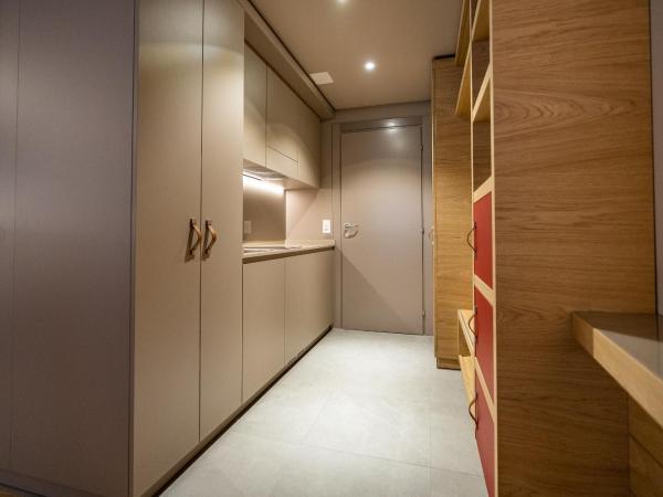 NEW OPENING 2022 - Los Lorentes Hotel Bern City : photo 2 de la chambre suite junior deluxe avec kitchenette et terrasse - vue sur cour