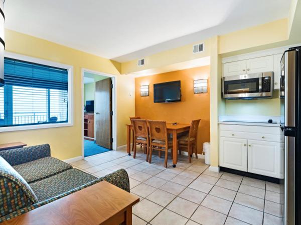 Ocean Sands Resort, Oceanfront, Virginia Beach by Vacatia : photo 2 de la chambre suite avec balcon