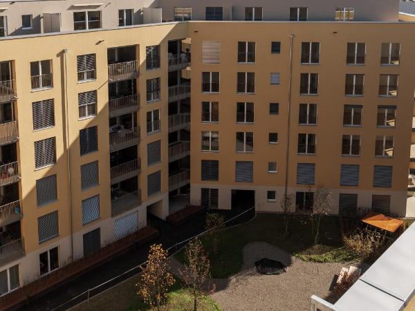 NEW OPENING 2022 - Los Lorentes Hotel Bern City : photo 9 de la chambre chambre lits jumeaux avec kitchenette - vue sur cour