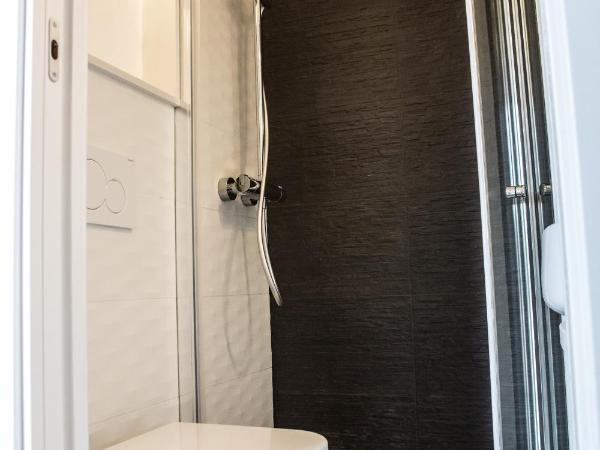 Alghero in bicicletta : photo 8 de la chambre chambre lits jumeaux avec salle de bains privative séparée