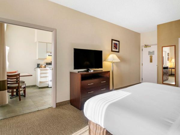 Comfort Inn & Suites Seattle North : photo 2 de la chambre suite lit king-size – non-fumeurs