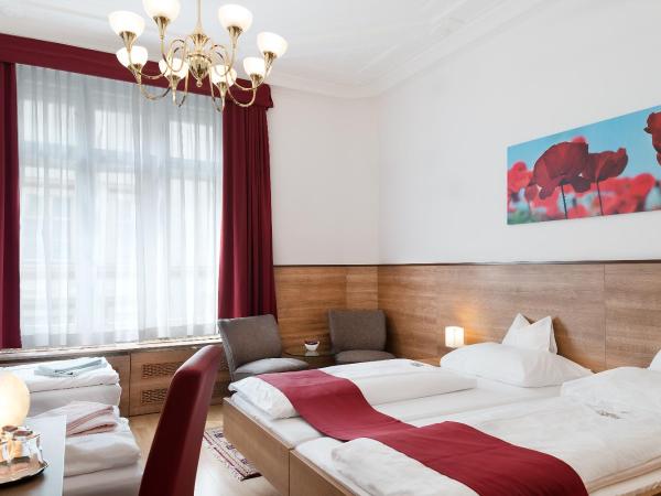 Pension Neuer Markt : photo 1 de la chambre chambre familiale confort - vue sur la ville