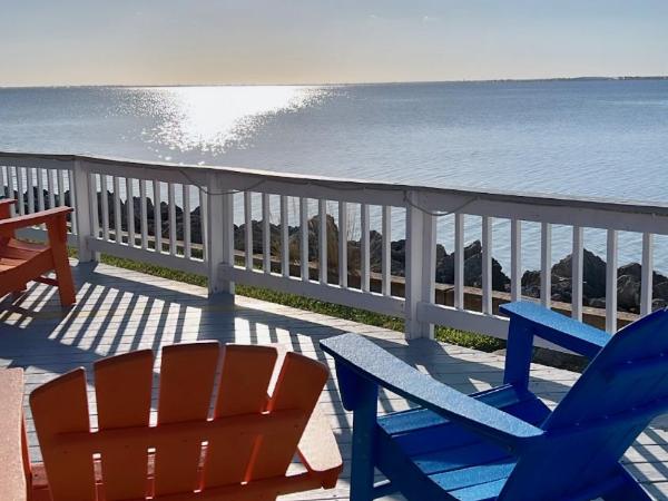 2 Bed Condo with Balcony Facing Pool and Sunsets! : photo 1 de la chambre appartement - vue sur mer